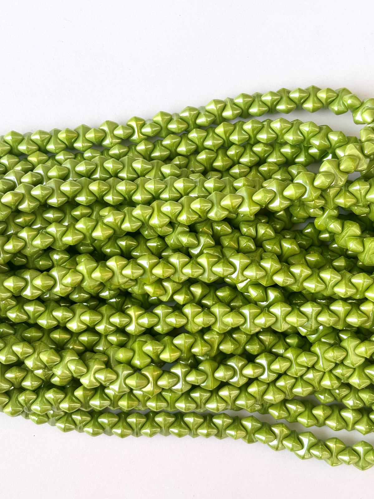 86 Pieces Light Green Bow Monalisa Beads 9x5MM