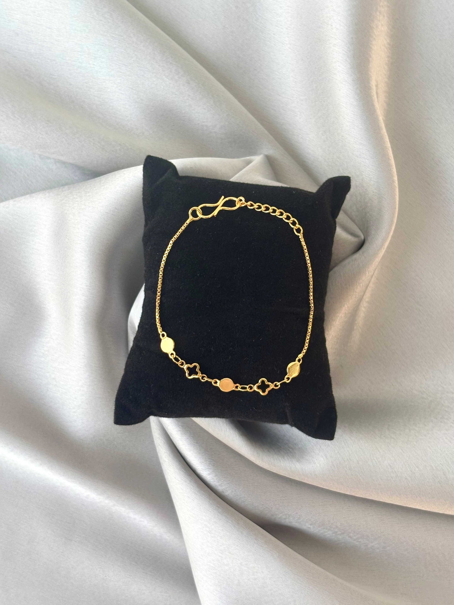 Quatrefoil and Disc Gold-Plated Bracelet